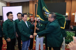 Sultan Baktiar Najamudin memberi sambutan pertama sebagai Ketua Umum — Foto: Berita Buana