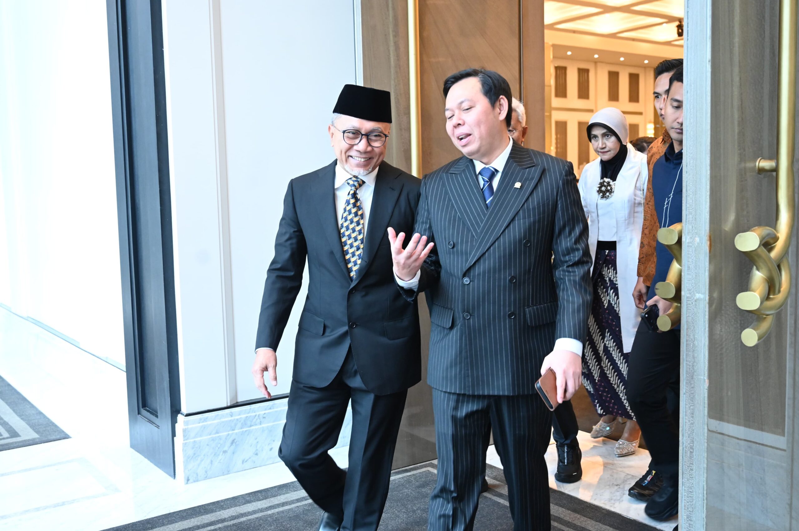 Serah terima pataka TP Sriwijaya dari Ketua Umum lama ke Ketua Umum terpilih — Foto: Berita Merdeka Online